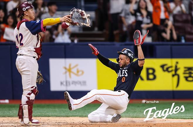 9회 문현빈의 적시타 때 홈으로 들어오는 한화 리베라토 [한화 이글스 제공. 재판매 및 DB 금지]