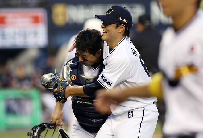 6회가 끝나고 양의지와 포옹하는 두산 최원준(오른쪽) [두산 베어스 제공. 재판매 및 DB 금지]
