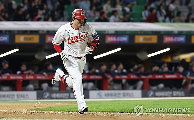 홈런 치고 그라운드 달리는 최정 [연합뉴스 자료사진]