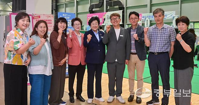 최윤정 중부일보 대표이사가 5일 오후 이천시 부발종합운동장 눈높이배드민턴체육관에서 열린 '2026학년도 이천시 대학입시박람회'에서 김경희 이천시장, 김종필 이천시교육협력지원센터 센터장 및 관계자들과 기념사진을 촬영하고 있다. 임채운기자