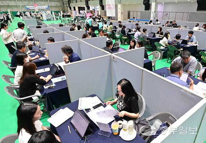 5일 오후 이천시 부발종합운동장 눈높이배드민턴체육관에서 열린 '2026학년도 이천시 대학입시박람회'를 찾은 수험생과 학부모들이 입시컨설팅을 받고 있다. 임채운기자