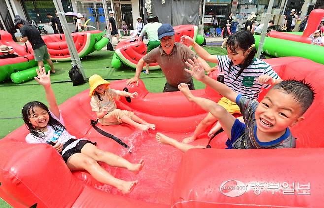 6일 오후 양평군 용두시장 일원에서 열린 양평수박축제를 찾은 어린이들이 수박 튜브 위에서 물놀이를 즐기고 있다. 임채운기자