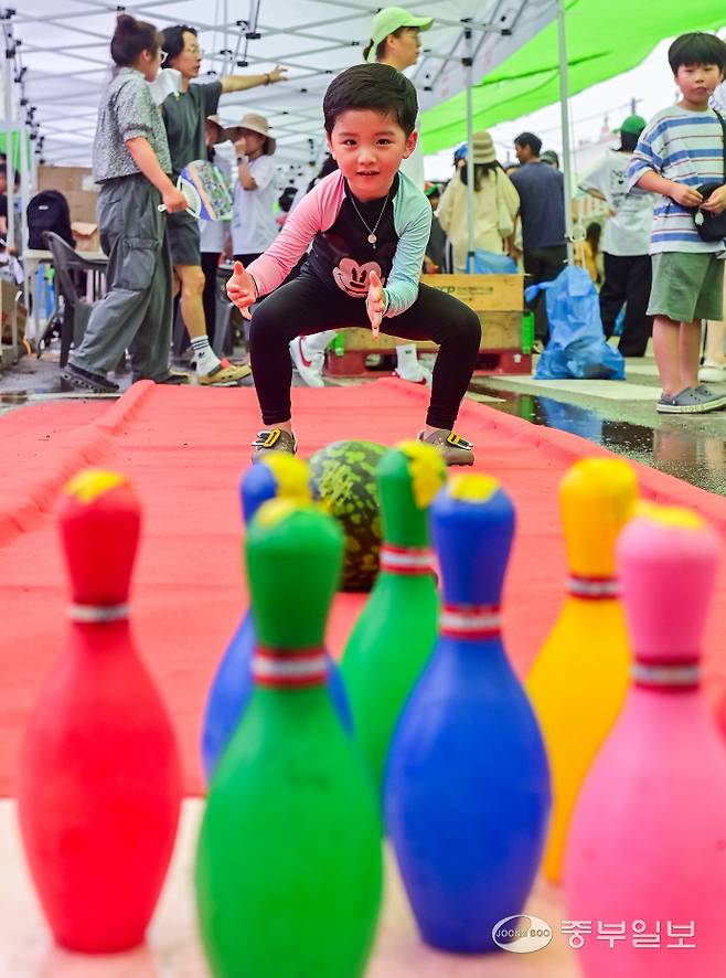 6일 오후 양평군 용두시장 일원에서 열린 양평수박축제에서 한 어린이가 수박 볼링을 체험하고 있다. 임채운기자