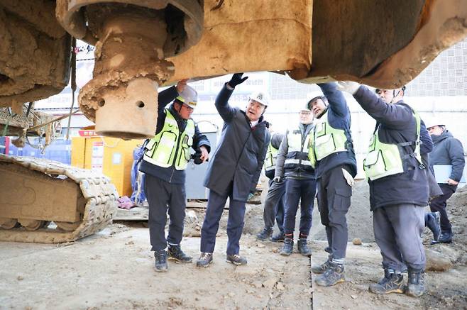 김성제 의왕시장(왼쪽 두번째)이 인덕원~동탄 복선전철 공사현장을 점검하고 있다. 사진=의왕시청