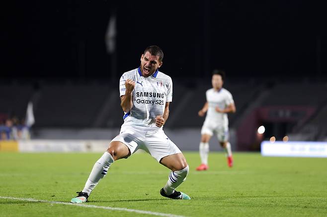 프로축구 K리그2 수원 삼성의 브루노 실바가 5일 충남 아산 이순신종합운동장에서 열린 하나은행 K리그2 2025 19라운드 충남아산과 경기에서 결승골을 터뜨린 뒤 세리머니를 하고 있다.