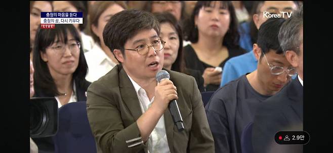 최숙 공공연구노조 IBS 지부장이 4일 이재명 대통령에게 과학기술 정책 제안과 함께 IBS 상황을 설명하고 있다. 대통령 유튜브 캡처