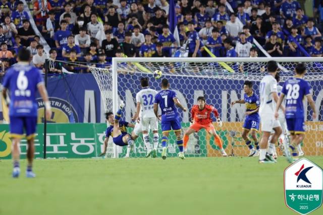 5일 이순신종합운동장에서 진행된 '하나은행 K리그2 2025' 19라운드 충남아산FC와 수원삼성블루윙즈의 경기는 원정팀 수원의 3대 2 승리로 끝났다. 후반 22분 아산 김종민의 오버헤드킥 모습. 한국프로축구연맹 제공.