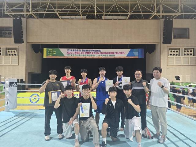 ▲ 충북체고 복싱부가 충남 청양군민체육관에서 열린 '2025 우승권 및 회장배 전국복싱대회'에서 종합우승을 차지했다./충북체고 제공