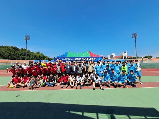 산시청 축구동호회가 지난 5일 월명종합경기장에서 행정안전부 및 전북특별자치도 축구동호회와 친선 축구를 진행했다./사진제공=군산시