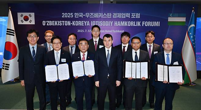 울산 경제사절단을 이끌고 우즈베키스탄을 방문 중인 김두겸 울산시장이 지난 5일(현지시간) 타슈켄트 힐튼호텔에서 열린 한국-우즈벡 경제협력 포럼에서 우즈베키스탄 에너지부 차관, K-에너지 진출 협력 양해각서를 체결한 뒤 기념촬영을 하고 있다. 울산시 제공