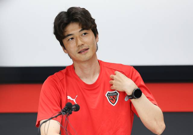 포항 스틸러스에 입단한 기성용이 4일 경북 포항시 포항스틸러스 송라클럽하우스에서 열린 미디어데이 행사에서 입단 소감을 밝히고 있다. 연합뉴스