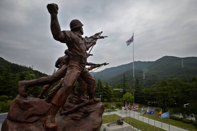 칠곡군 가산면 다부동 전적기념관에서 바라본 유학산.