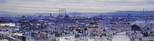 대구 신천변에 난민촌 가옥이 빼곡히 들어선 가운데 주민들이 빨래를 하고 있다..jpg