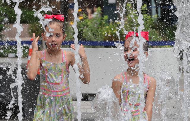 서울 전역에 폭염주의보가 발효된 30일 서울 종로구 광화문 광장 바닥 분수대에서 외국인 어린이들이 물놀이를 하고 있다. 연합뉴스