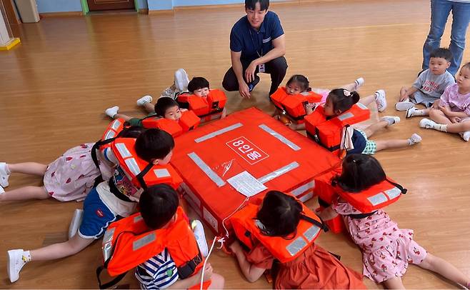 8인용 구명비품에 8명의 어린이들이 매달리는 연습을 하고 있다. /포항운항관리센터 제공