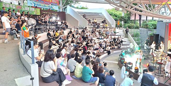 김광석길 공연장에서 열린 6월 ‘매마토(매주 마지막 토요일)’ 공연 모습.