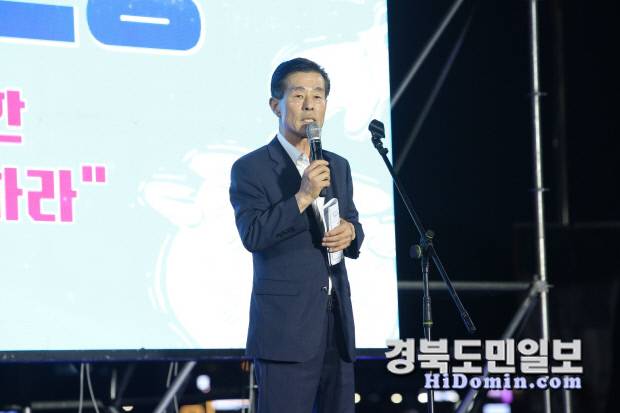 경북도민일보 한명희 사장, 김일만 포항시의회 의장, 서재원 포항시 정무특보가 인사말과 축사를 하고 있다.