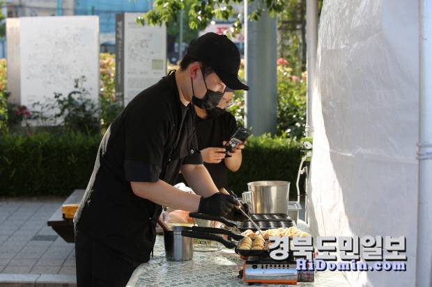 대회 참가자들이 요리에 열중하고 있다.