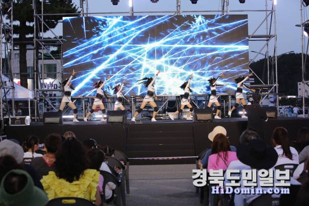 시민들과 관광객들이 부대행사를 관람하고 있다.