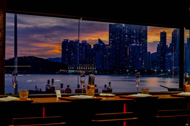 부산 해운대구 달맞이길의 레스토랑 ‘율링’. 창밖으로 해운대 바다가 펼쳐진다. 율링 제공