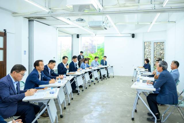 경남 남해군은 지난달 30일, 남해읍 청년학교 다랑에서 ‘관광산업 발전을 위한 민박협회 간담회’를 개최했다. 쏠비치 남해 개장으로 인한 민박·펜션업계 애로사항을 듣기 위해서다. 남해군 제공