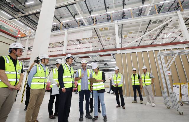 지난 1일 박형준 부산시장이 오는 8월 완공 예정인 부산 강서구 롯데쇼핑 자동화 물류센터를 둘러보고 있다. 이재찬 기자 chan@