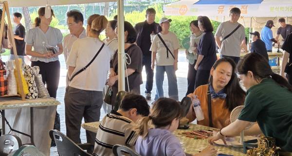 엄마와 아이들이 청년고리 로컬마켓 행사장에서 미술체험을 하고 있다. 권오석 기자