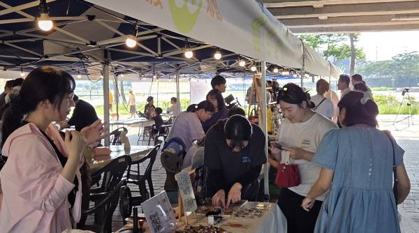 젊은 주부들이 청년고리 로컬마켓에서 제품을 구매하고 있다. 권오석 기자