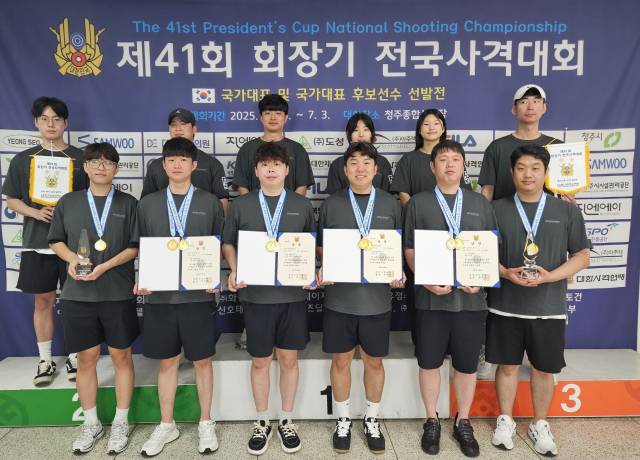 제41회 회장기 전국사격대회에서 금 5개, 은 1개, 동 1개를 획득한 창원시청 사격팀이 기념촬영을 하고 있다./창원시청 사격팀/