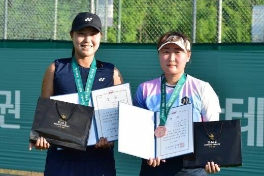 제4회 대한테니스협회장배 여자복식과 혼합복식에서 동메달을 획득한 권미정(오른쪽)이 기념촬영을 하고 있다./창원시청 테니스팀/