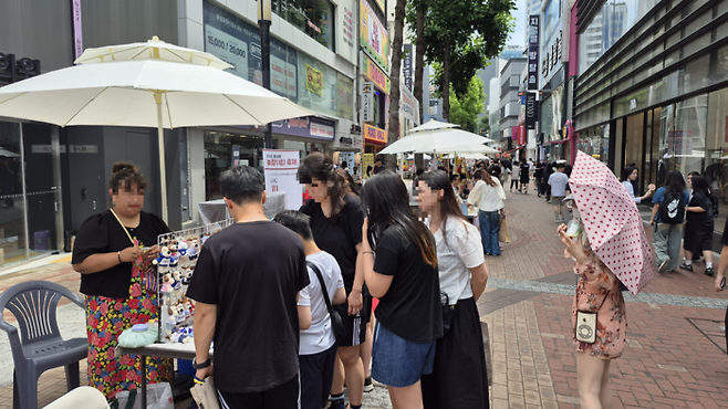 6일 오후 대구 중구  '2025년 동성로 놀장 축제'를 찾은 시민들이 악세서리 부스를 구경하고 있다. 조윤화 기자