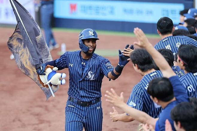 6일 오후 6시 대구 삼성라이온즈파크에서 열린 '2025 신한 SOL 뱅크 KBO리그' 삼성 라이온즈와 LG 트윈스 경기에서 디아즈가 홈런 후 세레머니를 하고 있다. <삼성 라이온즈 제공>