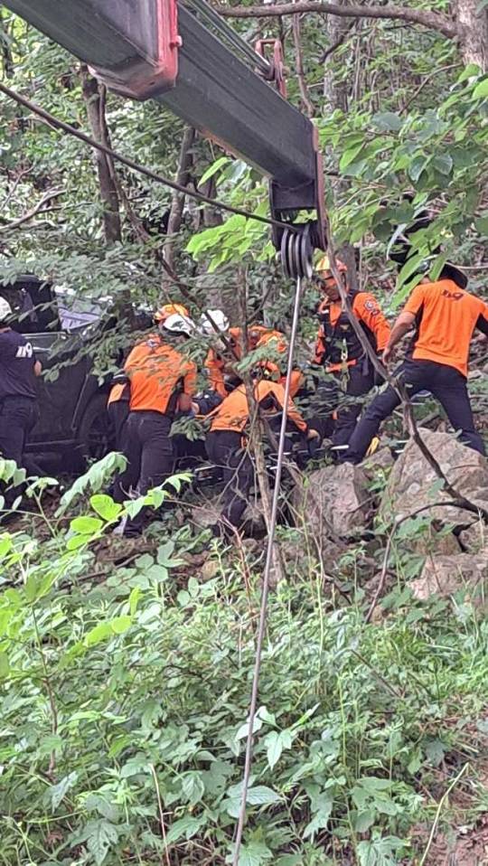 양양 한계령 휴게소 인근 국도 44호선에서 차량이 추락한 가운데 소방당국이 구조에 나서고 있다.(사진=강원도소방본부 제공)
