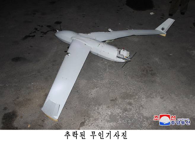 북한이 평양에서 한국군에서 운용하는 드론과 동일 기종의 무인기 잔해를 발견했다고 주장하며 공개한 사진이다. (사진=연합뉴스)