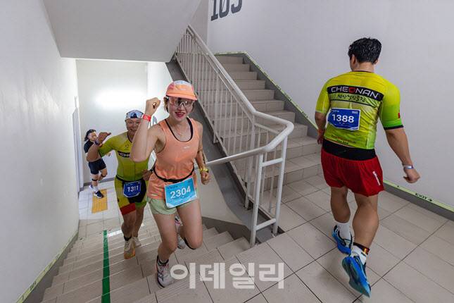 참가자들이 서울 송파구 롯데월드타워 내부 계단을 오르며 123층 결승점을 향해 질주하고 있다. 이번 대회는 총 2917개의 계단을 오르는 수직 마라톤 코스를 포함한다. (사진=롯데물산)