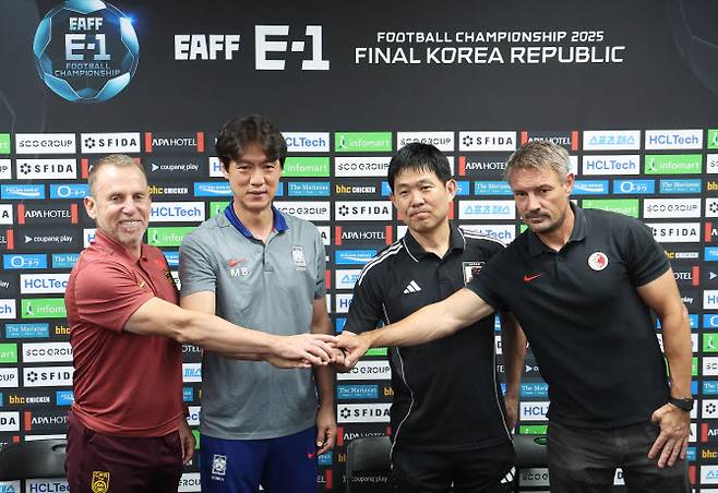 6일 경기도 용인미르스타디움에서 열린 2025년 동아시아축구연맹(EAFF) E-1 챔피언십(동아시안컵) 공식 기자회견에서 참가국 감독들이 포즈를 취하고 있다. 왼쪽부터 중국 데얀 주르예비치 감독, 한국 홍명보 감독, 일본 모리야스 하지메 감독, 홍콩 애슐리 웨스트우드 감독. 사진=연합뉴스