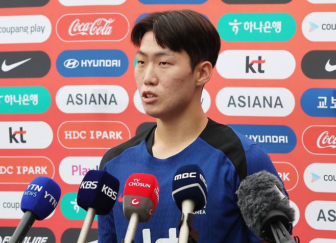 2025년 동아시아축구연맹(EAFF) E-1 챔피언십(동아시안컵)을 앞둔 축구 국가대표팀 강상윤이 4일 경기도 성남시 중원구 성남종합운동장에서 훈련에 앞서 취재진 질문에 답하고 있다. 2025.7.4