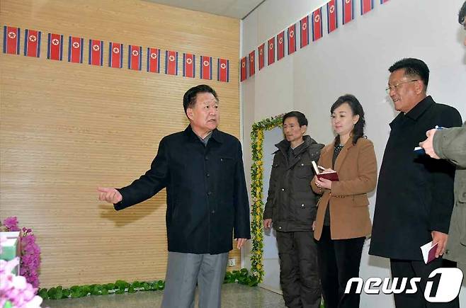 (평양 노동신문=뉴스1) = 지난해 지방인민회의 대의원 선거 준비사업을 점검하고 있는 최룡해 최고인민회의 상임위원회 위원장.[국내에서만 사용가능. 재배포 금지. DB 금지. For Use Only in the Republic of Korea. Redistribution Prohibited] rodongphoto@news1.kr