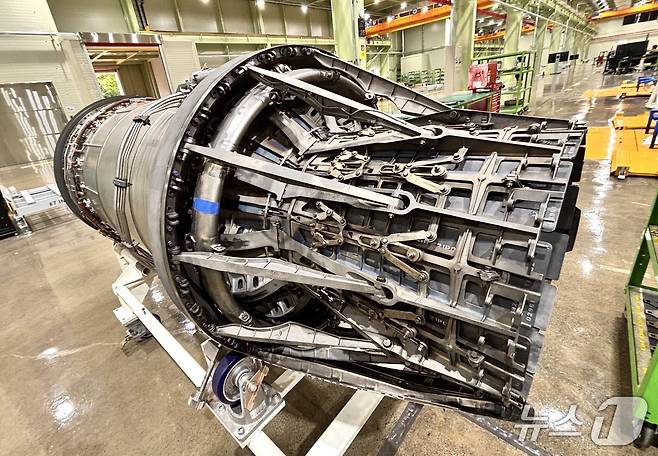 한화에어로스페이스 창원 1사업장 내 엔진조립공장에 놓인 KF-21전투기 탑재용 F-414엔진 부품의 모습(한화에어로스페이스 제공)