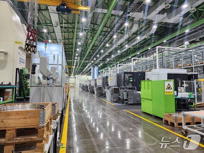 한화에어로스페이스 엔진부품생산공장에서는 모든 공정이 자동화 및 실시간 관리되고 있다.