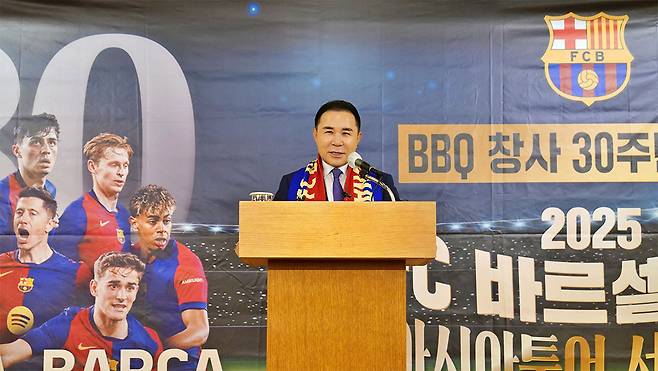 윤홍근 제너시스BBQ 그룹 회장이 '2025 FC바르셀로나 아시아투어 서울 매치' 후원을 기자간담회를 통해 발표하고 있다.(제너시스BBQ 제공)