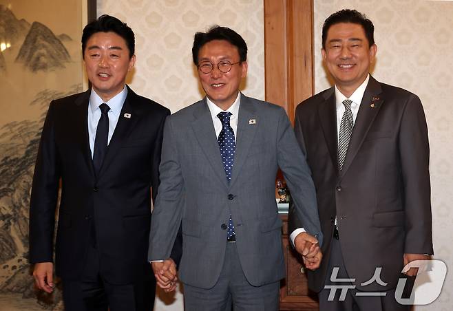 김민석 국무총리(가운데)와 김병기 더불어민주당 당대표 직무대행 겸 원내대표(오른쪽), 강훈식 대통령 비서실장(왼쪽)이 6일 오후 서울 종로구 삼청동 국무총리 공관에서 열린 이재명 정부 첫 고위당정협의회에서 기념촬영을 하고 있다. (공동취재) 2025.7.6/뉴스1 ⓒ News1 김성진 기자