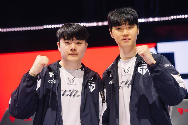 젠지 ‘캐니언’ 김건부(왼쪽)와 ‘쵸비’ 정지훈. 사진 | 라이엇 게임즈