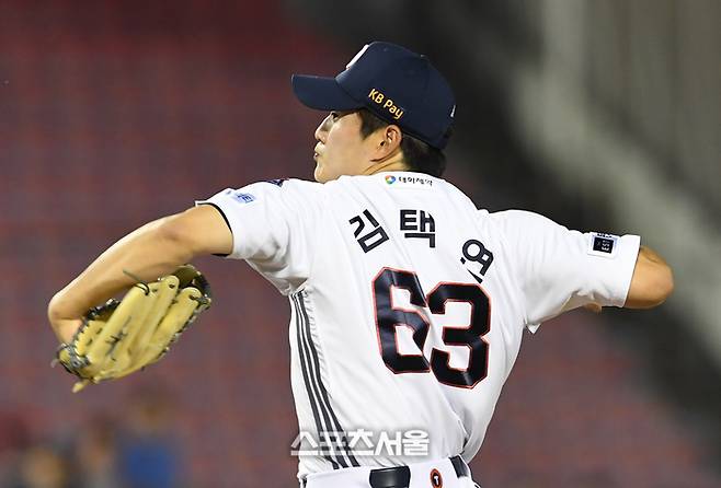 두산 김택연이 20일 잠실구장에서 열린 2025 KBO리그 SSG 경기 8회초 무사 만루 상황에서 등판해 힘차게 공을 던지고 있다. 잠실 | 박진업 기자 upandup@sportsseoul.com