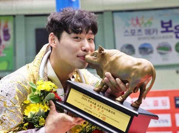 6일(일) 충청북도 보은군 보은국민체육센터에서 열린 '위더스제약 2025 민속씨름 보은장사씨름대회' 태백장사(80kg이하)에 등극한 허선행(수원특례시청)이 황소트로피에 입맞춤을 하며 기념사진을 찍고 있다. /사진=대한씨름협회