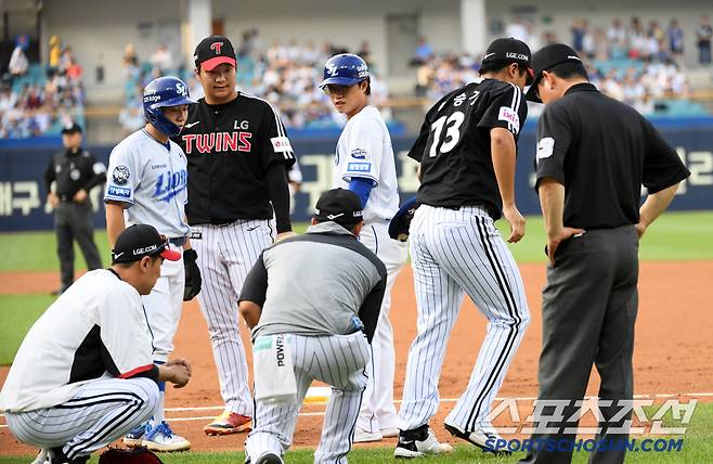 다행히 송승기가 다시 일어나자 김지찬도 그제야 안도의 한숨을 내쉬었다.