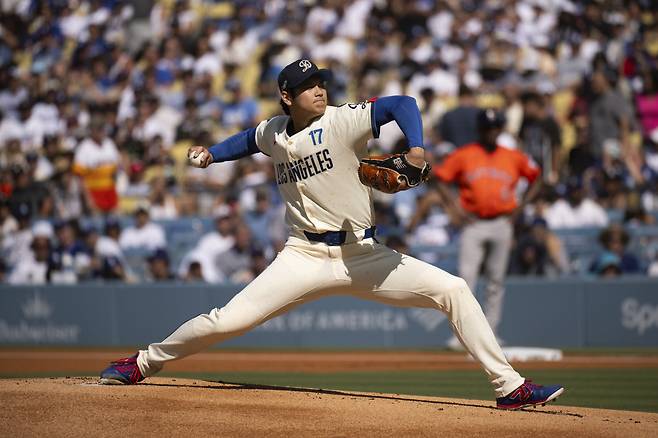 LA 다저스 오타니 쇼헤이가 6일(한국시각) 다저스타디움에서 열린 휴스턴 애스트로스와의 홈경기에 선발등판해 힘차게 공을 던지고 있다. AP연합뉴스