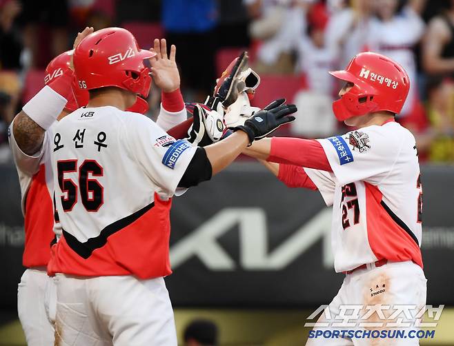 5일 광주 기아 챔피언스필드에서 열린 롯데-KIA전. 5회말 무사 만루 김호령이 만루홈런을 친 후 환영받고 있다. 광주=정재근 기자 cjg@sportschosun.com/2025.7.5/