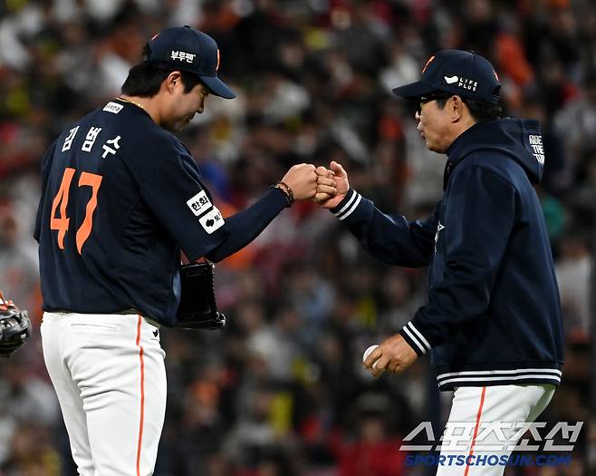 2일 광주KIA챔피언스필드에서 열린 한화와 KIA의 경기, 한화 김범수가 6회말 투구를 마치고 마운드를 내려가고 있다. 김범수와 하이파이브를 나누는 양상문 투수코치. 광주=허상욱 기자wook@sportschosun.com/2025.05.02/