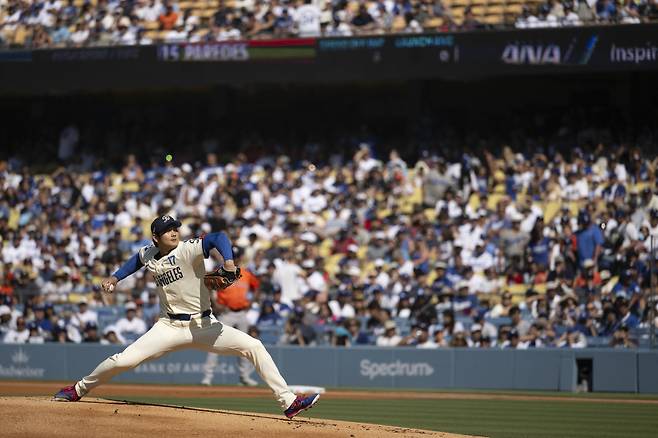 LA 다저스 오타니 쇼헤이가 6일(한국시각) 다저스타디움에서 열린 휴스턴 애스트로스전에 선발등판해 1회초 힘껏 공을 뿌리고 있다. AP연합뉴스